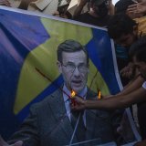 Des manifestants ont brûlé des images du Premier ministre suédois UIf Kristersson jeudi à Bagdad.